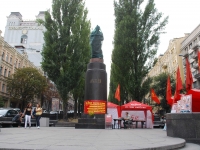 Разрушенный вандалами и реставрируемый памятник Ленину