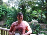 В Сингапурском зоопарке. Я и белый тигр :)