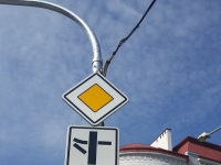 Знак-иероглиф и автомобильный светофор с секцией с человеком
