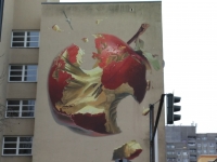 Яблоко-глобус на стене дома в Берлине