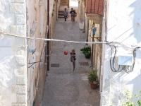 ПАцаны играют в футбол в старом Дубровнике