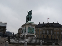 Памятник королю Фредерику V на площади у дворца Амалиенборг
