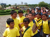 Джакарта. Школьники в очереди в музей