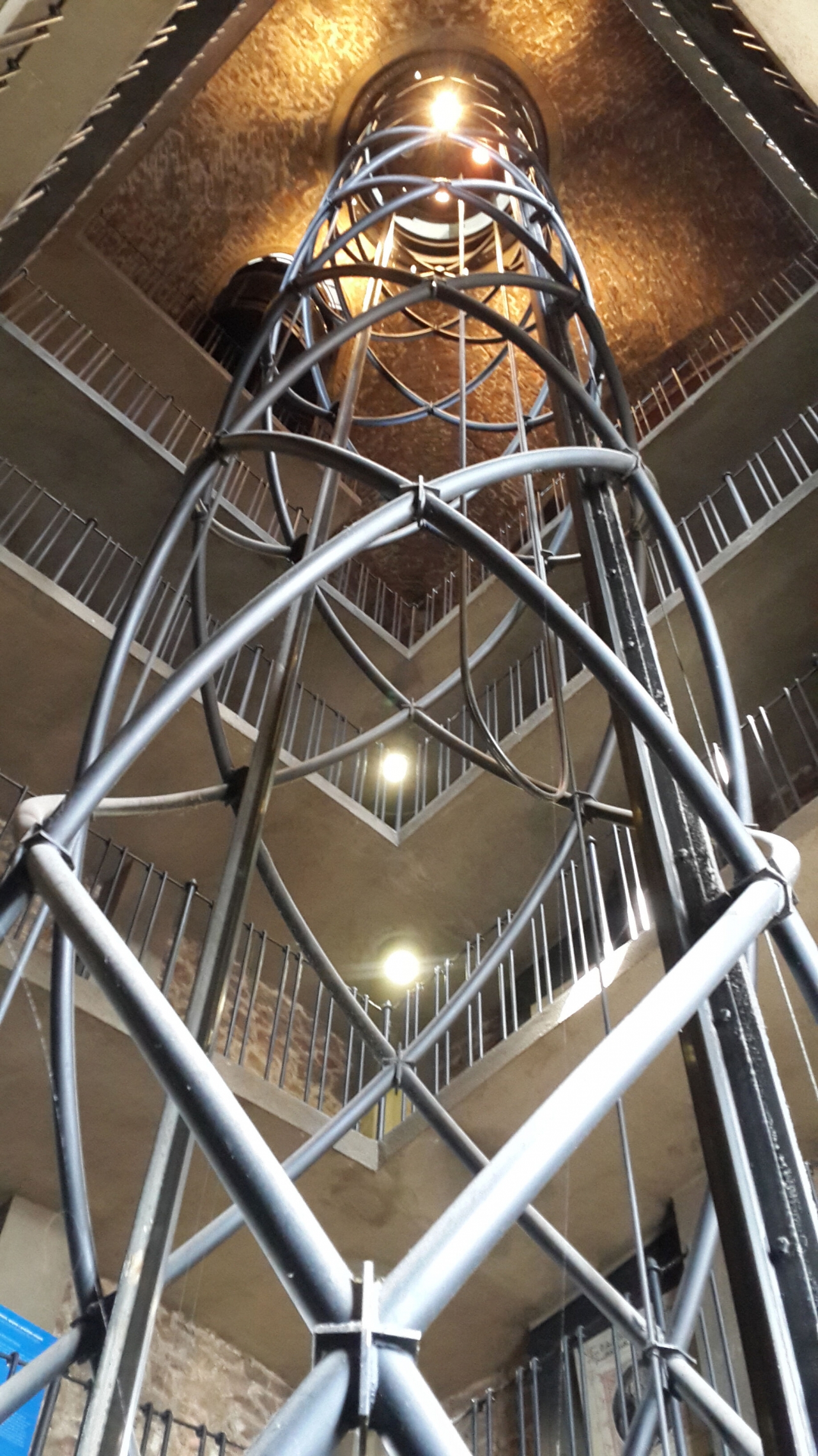 Внутри этой металической рамы ходит лифт, но он только для VIP-персон, остальные поднимаются по лестнице.