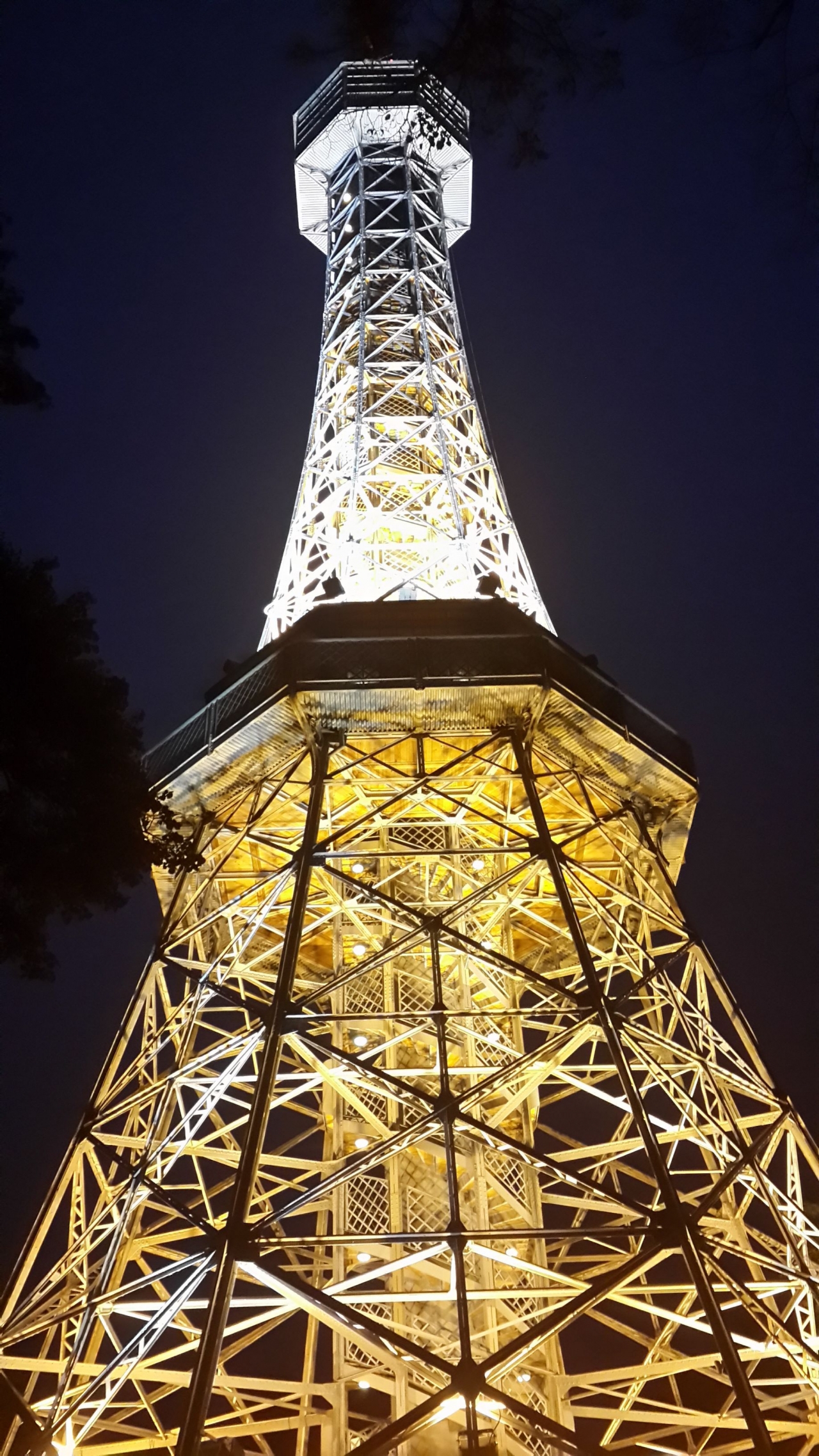 Немного Википедии: Пе́тршинская башня была построена на одноименном холме Праги по инициативе Клуба чешских туристов после посещения Всемирной выставки в Париже в 1889 году, и является подобием Эйфелевой башне.<br />&lt;...&gt;<br />Строительство было начато 16 марта 1891 года, а уже 20 августа состоялось ее торжественное открытие. Высота башни – 60 метров.
