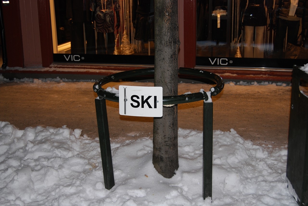 Норвежци, особенно в горных районах, зимой ни дня не проводят без лыж... Для этого и предусмотрены такие парковки :)
