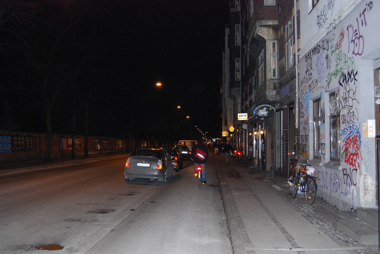 В Копенгагене велосипедисты имеют преимущество перед всеми остальными участниками движения, даже перед пешеходами. Здесь четко видны автомобильная дорога, велосипедная дорожка и тротуар.